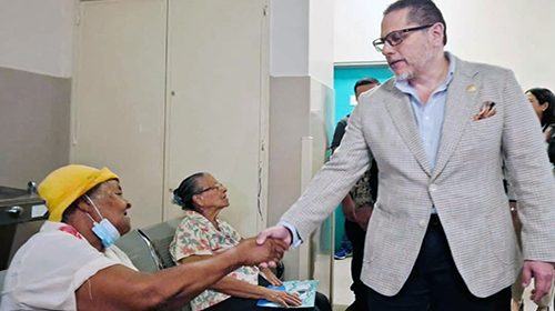 Ministro de Salud recorrió hospital del Guasmo y banco de vacunas