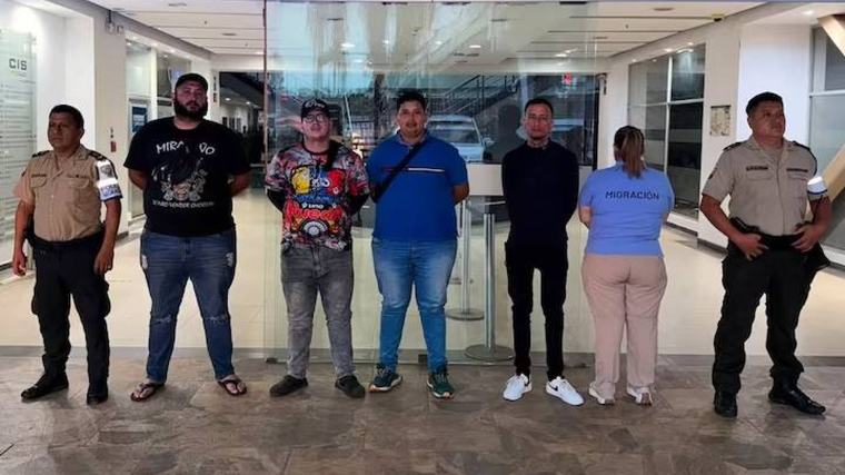 Cuatro extranjeros se burlaron de la Ley de Tránsito en redes sociales y el Gobierno los deportó