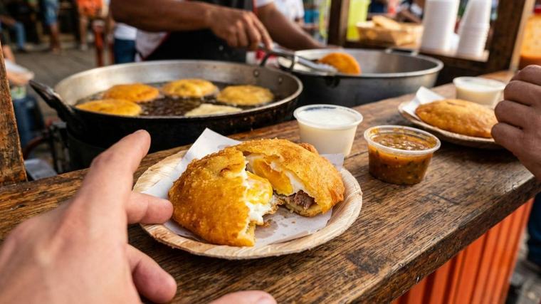 Cómo lograr la arepa de huevo colombiana perfecta: receta, ingredientes y técnica de fritura