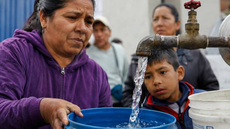 El agua debe cobrarse a todos