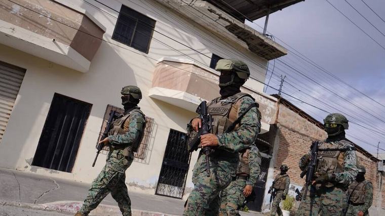 ¿Pueden policías y militares ingresar a propiedades privadas en Ecuador? Esto dice la ley