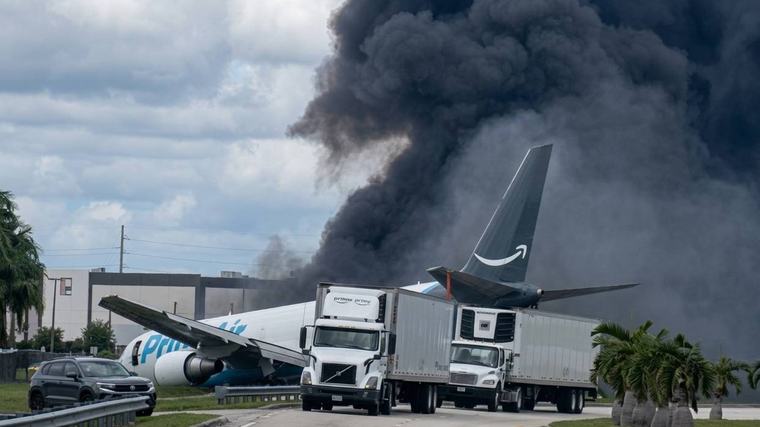 Avión de carga de Amazon se salió de la pista y se incendió en el aeropuerto Miami