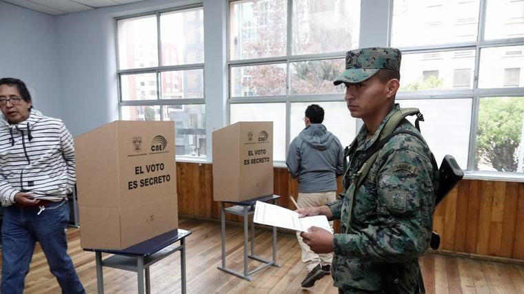 Multas electorales en Ecuador podrán pagarse con tarjeta de crédito