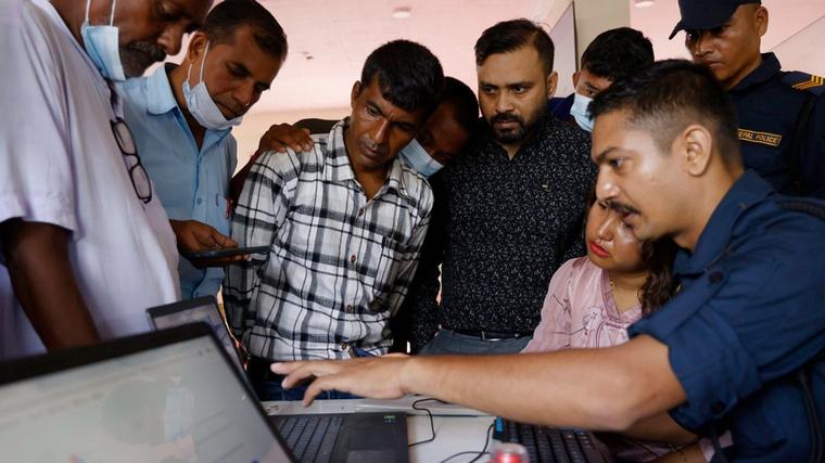 Confusión en Nepal: Dos familias reclaman el mismo cadáver tras riadas y exigen prueba de ADN