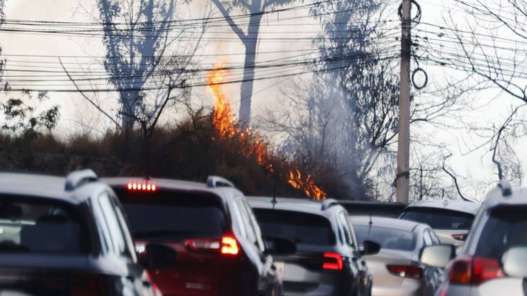 Quema de desechos moviliza a Bomberos de Quito en el sector de Guápulo