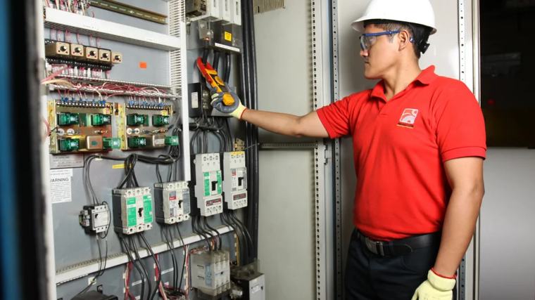 “Si no tienen autogeneración, se los desconectará”, advierte Noboa a grandes consumidores eléctricos