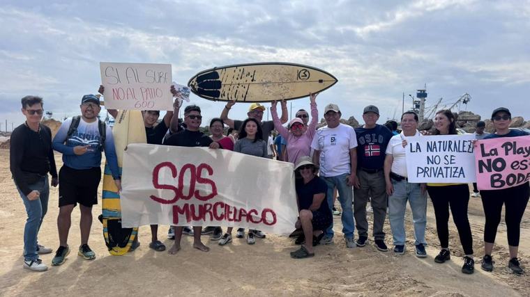 Ciudadanos protestan en Manta contra la ampliación del Patio 600 en la playa El Murciélago