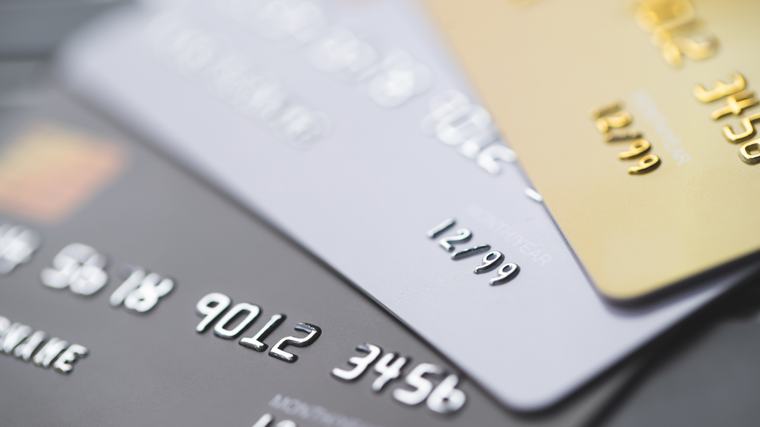 Tarjetas de crédito en Ecuador: advierten sobre el riesgo de aumentar su uso