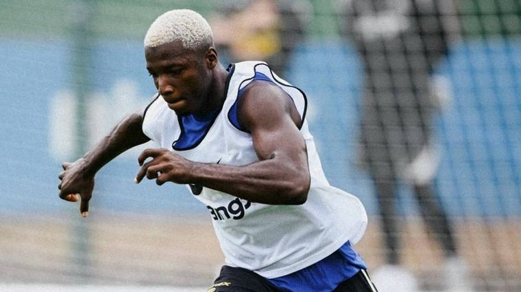 Chelsea definirá a última hora la presencia de Moisés Caicedo ante el Arsenal de Hincapié