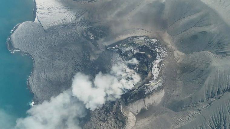 Erupción de volcán Anak Krakatau en Indonesia obligó a paralizar los aeropuertos