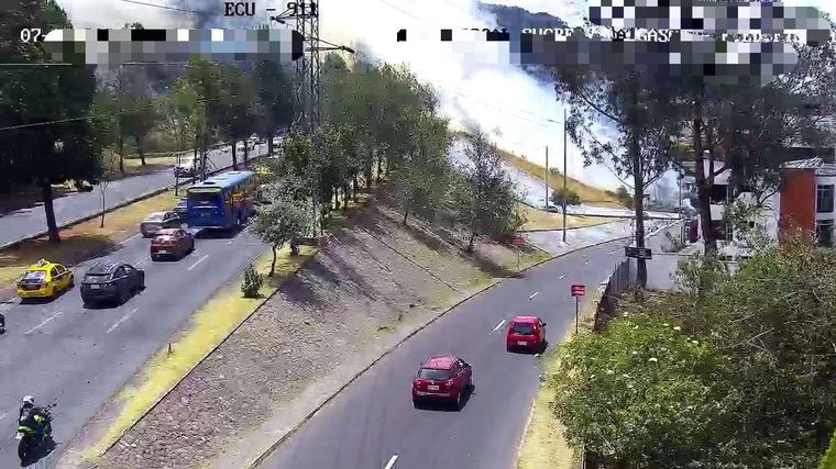 Reportan un incendio forestal en el sector de La Gasca, en Quito