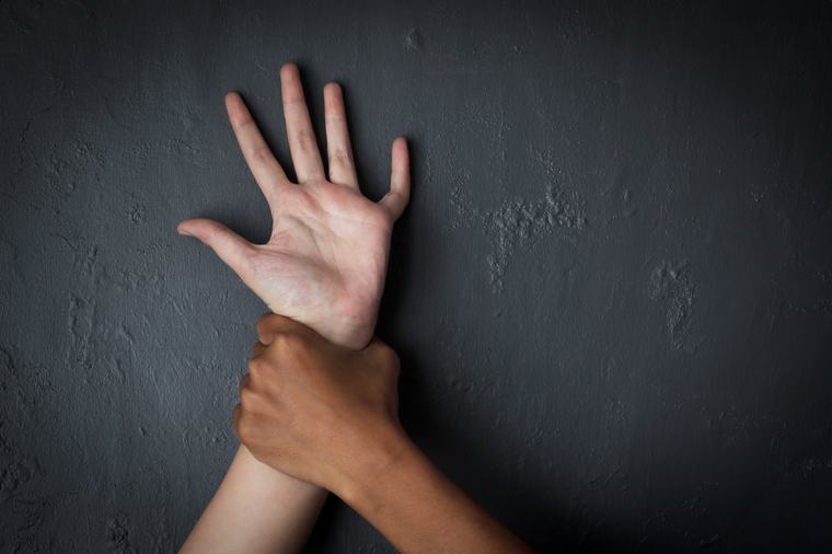 Joven de 19 años fue hallada en shock y dijo despertar con dos pantalones: investigan presunta violación