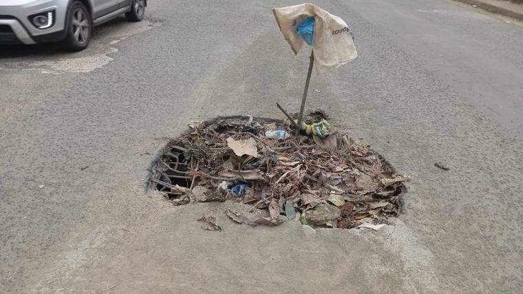 Puente El Conejo se bachea con hojas de plátano, cade y tierra