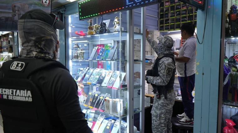 Armas, cigarrillos y licor: operativo deja varios decomisos en el centro de Quito