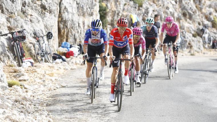 Richard Carapaz probó un ataque en la Etapa 14 de la Vuelta a España, pero al final sufrió y perdió 31 segundos