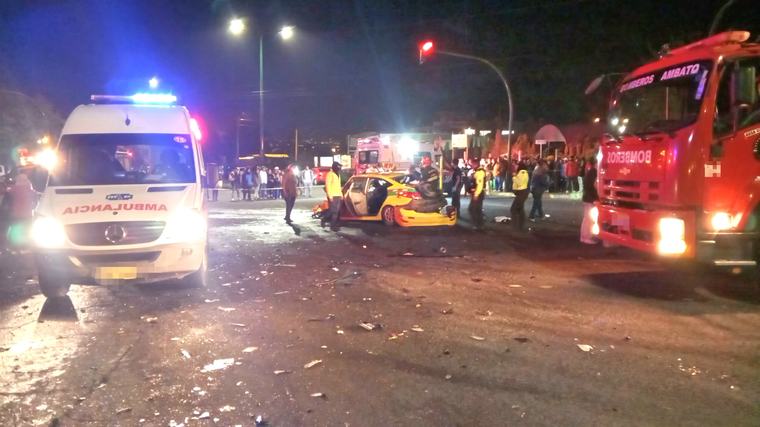 Choque entre un taxi y un camión deja cuatro heridos y un fallecido en Ambato