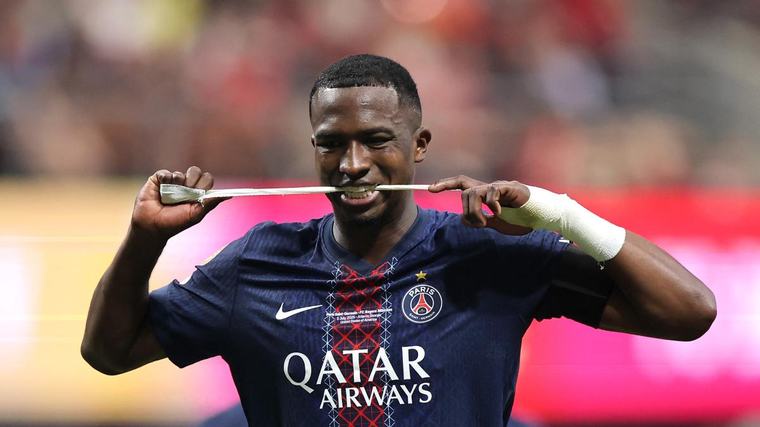 Willian Pacho renueva contrato con el PSG hasta 2031 y se afianza en el proyecto de Luis Enrique