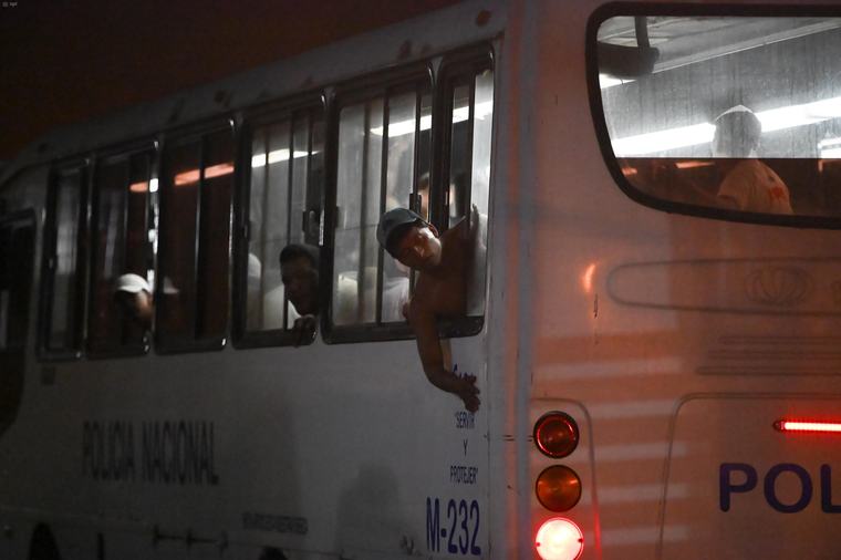 Tripulantes de barcos hundidos por EE.UU. fueron llevados a una unidad policial tras arribar a Manta