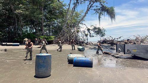 Militares decomisan 1100 galones de combustible en Esmeraldas