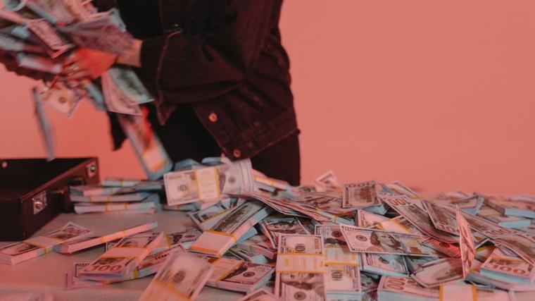 Cuando el dinero ilícito compite