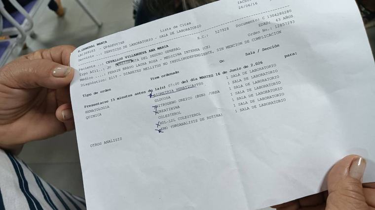 Falta de reactivos en el IESS Manta obliga a afiliados a recurrir al gasto privado