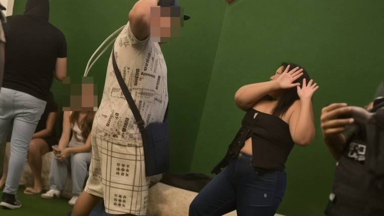 Padres irrumpieron en una fiesta clandestina y castigaron a sus hijas en pleno operativo militar