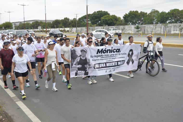 “Somos madres y padres de familia, en las casas nos esperan todos”: deportistas caminaron por la avenida Samborondón en memoria de Mónica Martinich