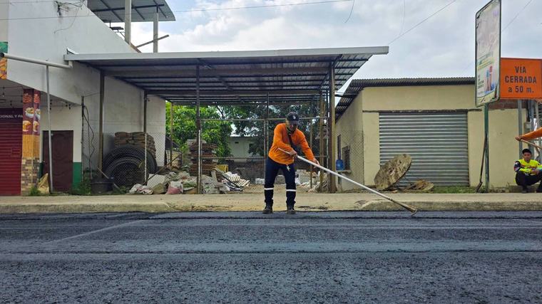Concluyen trabajos de mejoramiento vial en calles Ricaurte y Simón David Velásquez en Calceta