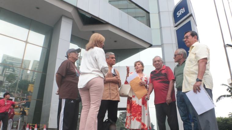 Adultos mayores documentan el atraso en devolución al IVA