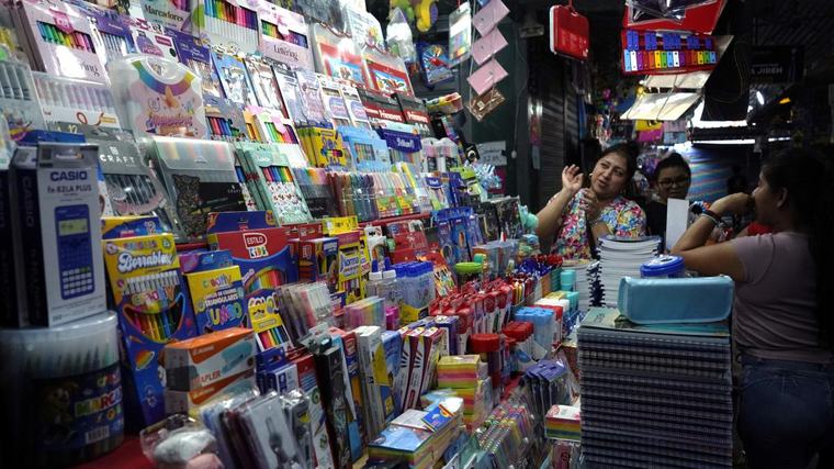 Colegios no pueden obligar a comprar libros en locales específicos en Ecuador; advierte Superintendencia de Competencia