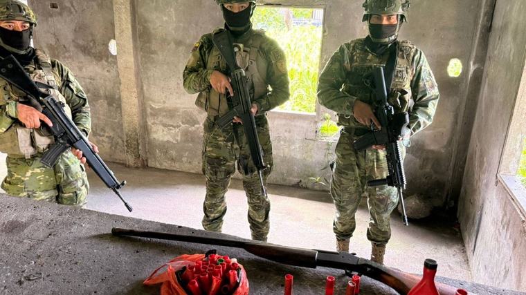 La Concordia: militares hallan carabina, municiones y 28 sobres con presuntas sustancias ilícitas