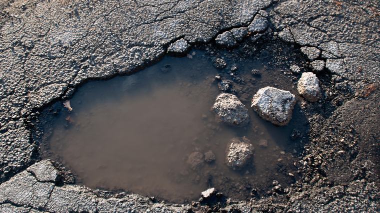Vía Saracay-Portovelo: baches, volquetes y dudas sobre el control al transporte minero