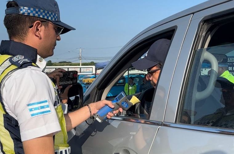 16 conductores detenidos en operativo de alcohotest en Guayaquil