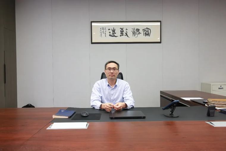 El exprofesor que se volvió multimillonario gracias al boom de los semiconductores en China