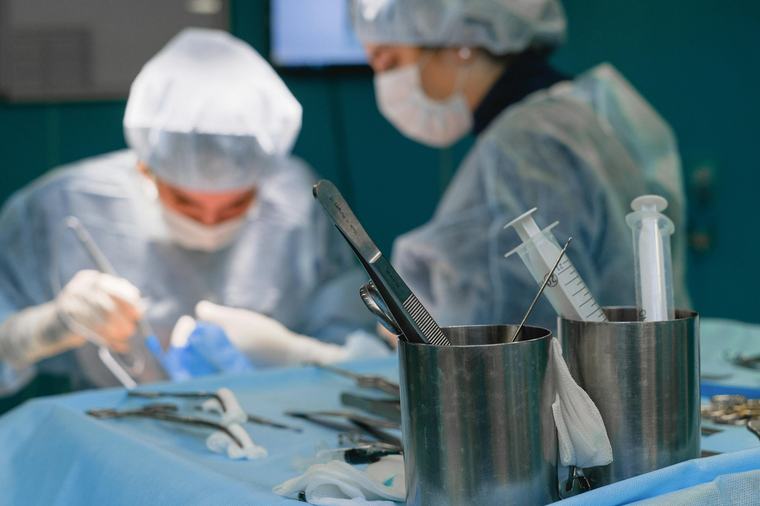 Pareja de falsos médicos es imputada en Colombia por realizar cirugías estéticas a más de 200 personas