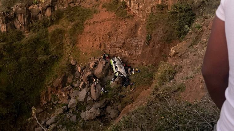 Tragedia en Cabo Verde: 25 muertos, entre ellos niños y adolescentes, al caer un autobús por un precipicio