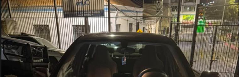 Roban auto a conductor de plataforma en Cotocollao y lo encuentran escondido bajo un plástico negro