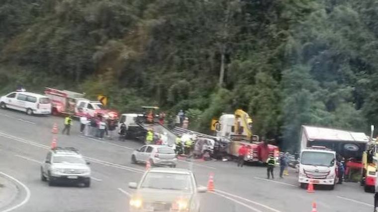 Un fallecido tras el choque y volcamiento de un camión en la vía Alóag-Santo Domingo