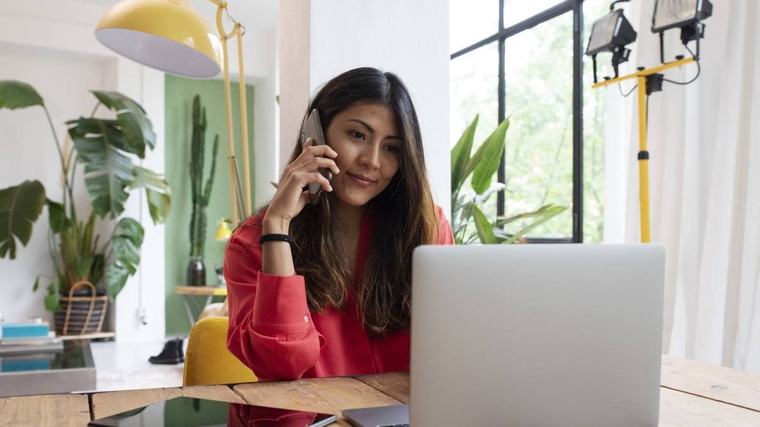 Teletrabajo: cómo cuidar la audición y evitar daños por el uso de auriculares