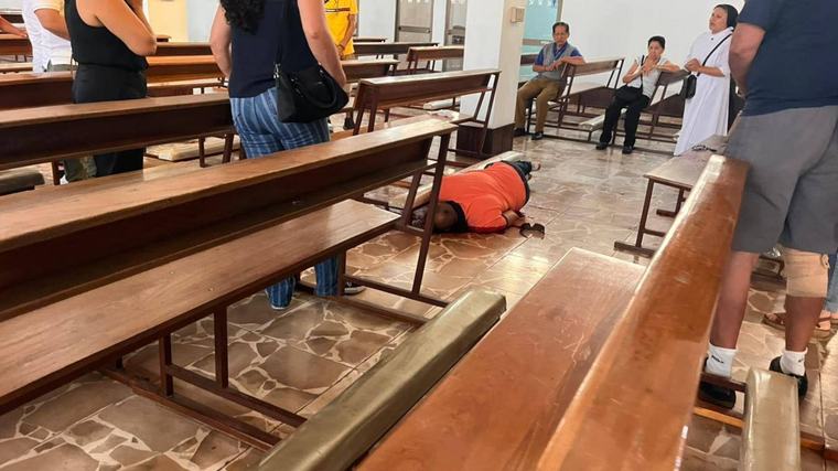 Hombre fue asesinado a tiros dentro de una iglesia en el centro de Manta