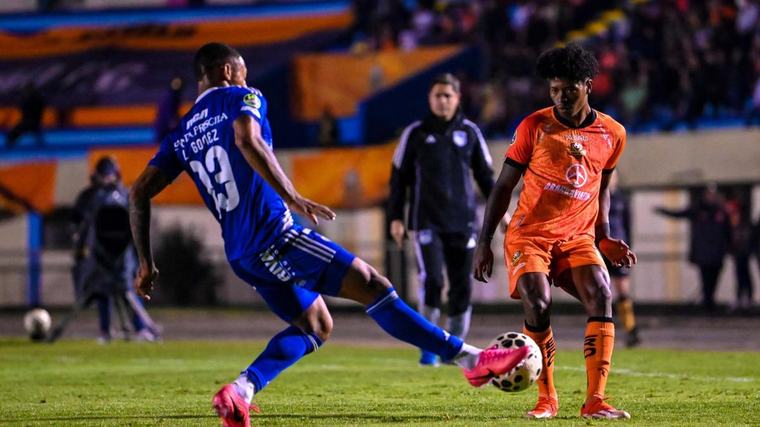 ¡Se complican ambos! Libertad y Emelec empatan en el estadio Reina del Cisne