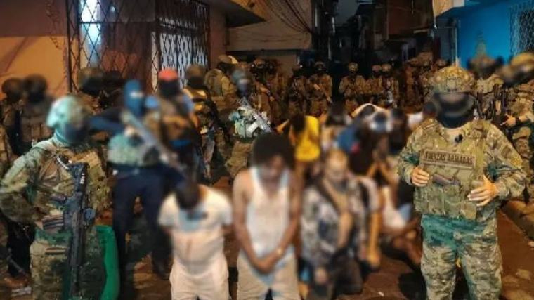 Santo Domingo: prisión preventiva para 19 adultos y dos adolescentes por tráfico de armas y drogas