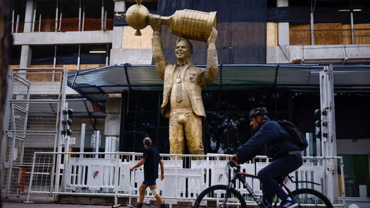 ¿A cuál de los Marcelo Gallardo quiere contratar la FEF? ¿Al de la estatua o al terrenal?