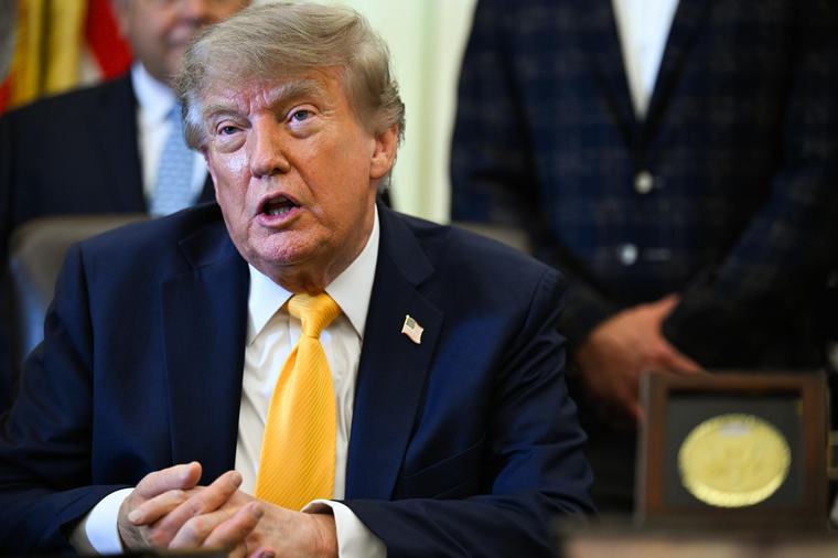 Donald Trump dice que la Luna pertenece a EE.UU. y desvela uniforme de la Fuerza Espacial