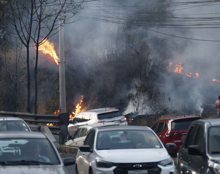 Fuerte congestión en la Simón Bolívar por incendio a la altura de Guápulo