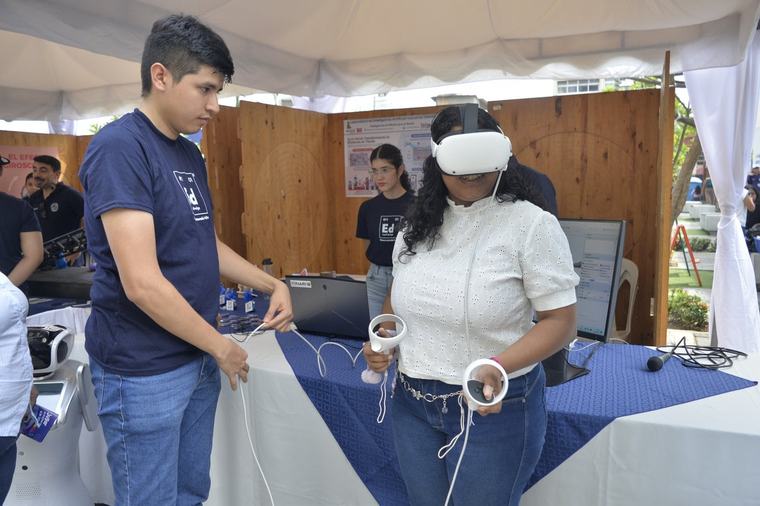 Ciencia, arte y experimentos se tomaron el centro de Guayaquil en la Ruta de la Innovación: “Mis hijos se interesan de una manera divertida”