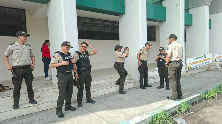 Objetos sospechosos en la Prefectura de Esmeraldas activaron operativo policial