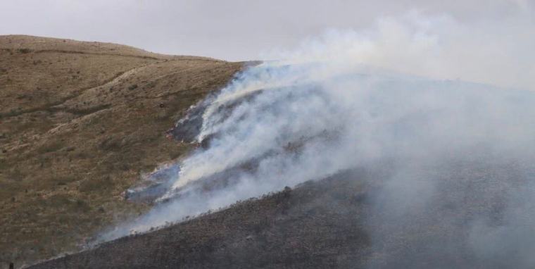 Incendio forestal en El Chaupi continúa activo: el fuego ha consumido unas 200 hectáreas