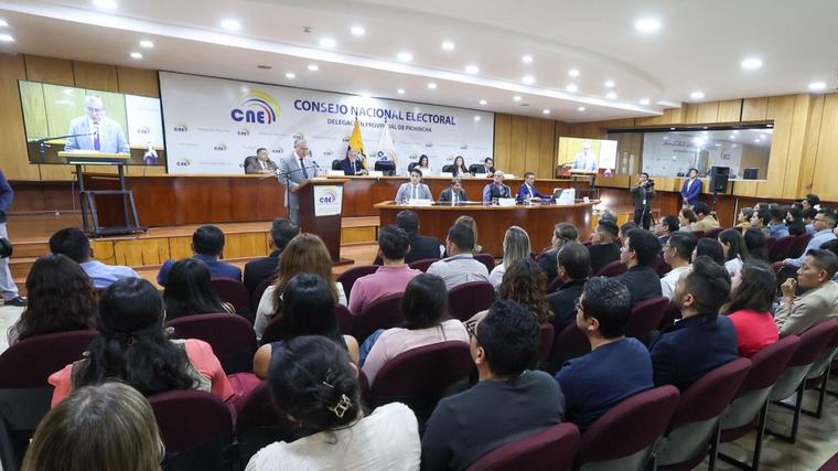 CNE eligió a más de 288.000 miembros de juntas receptoras del voto, la mayoría será estudiantes y funcionarios públicos