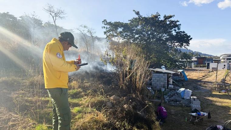 Una persona fue captada prendiendo fuego en Quito; Bomberos piden ayuda para identificarla